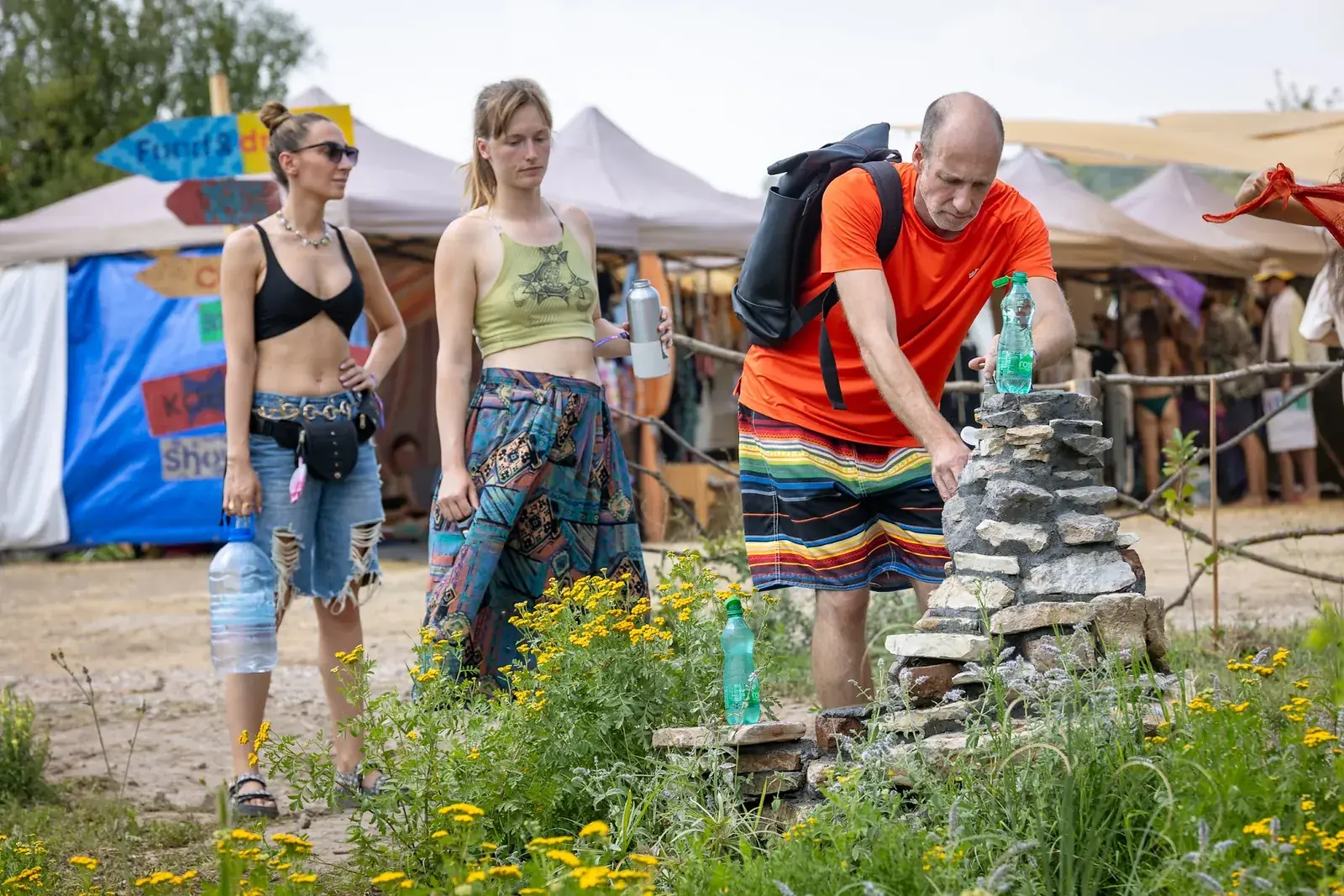 Gosti kampa slažu kamenu kulu pored staze u selu