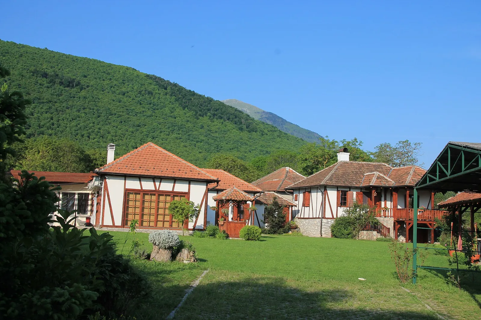 Obnovljene kuće u Ilinu, iznad njih padine Rtnja
