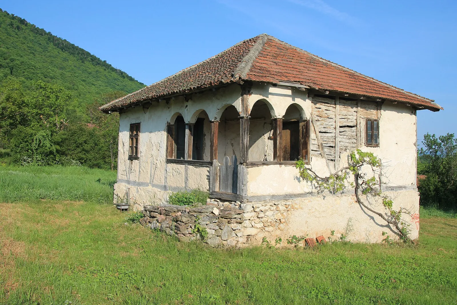 Stara kuća sa lukovima na tremu u Ilinu