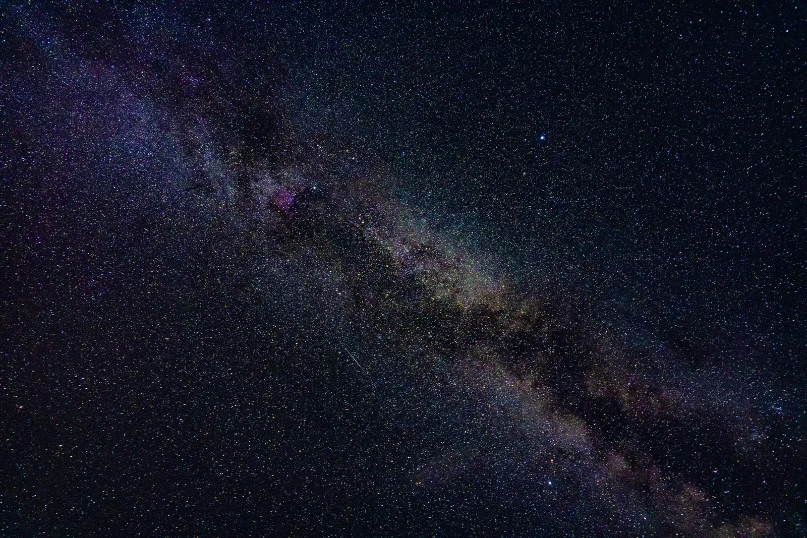 Zvezdano nebo i Mlečni put iznad sela
