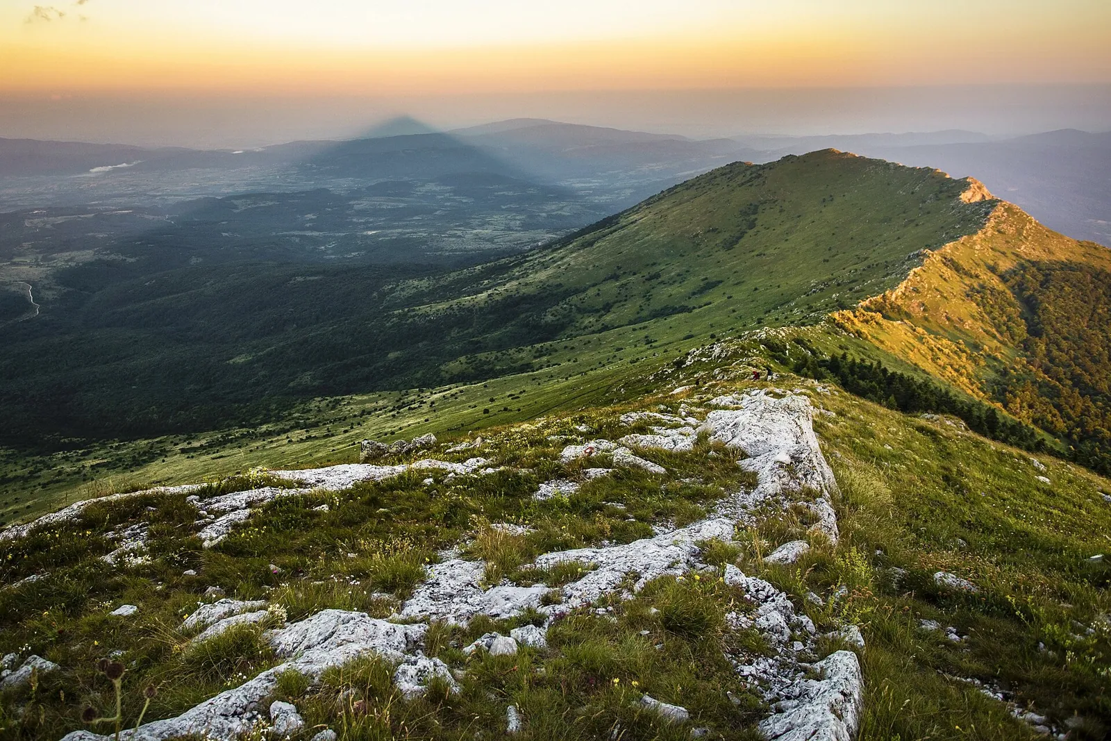 Senka vrha u obliku piramide u zoru