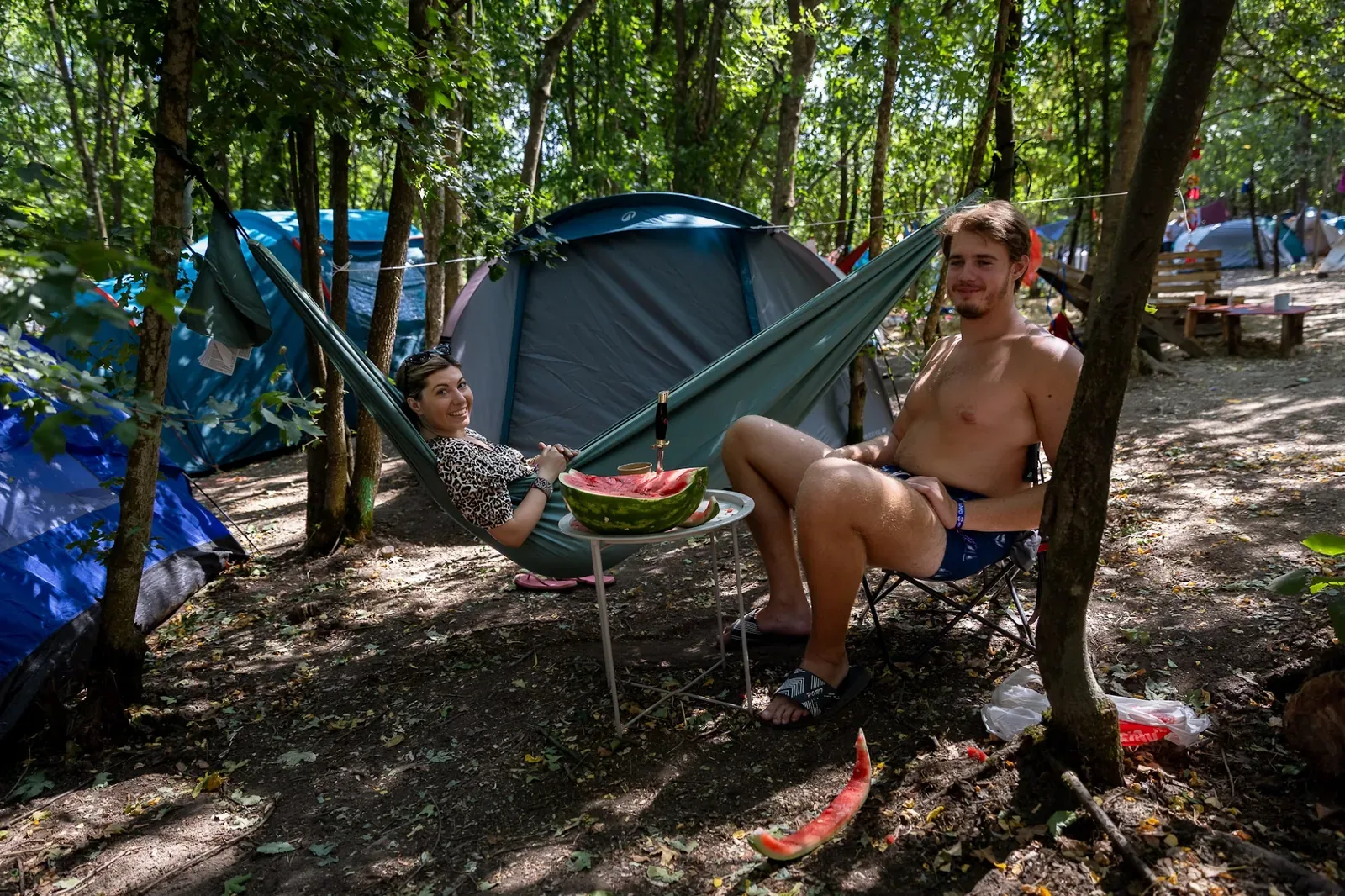 Šator i hemok razapet između stabala u šumarku kampa