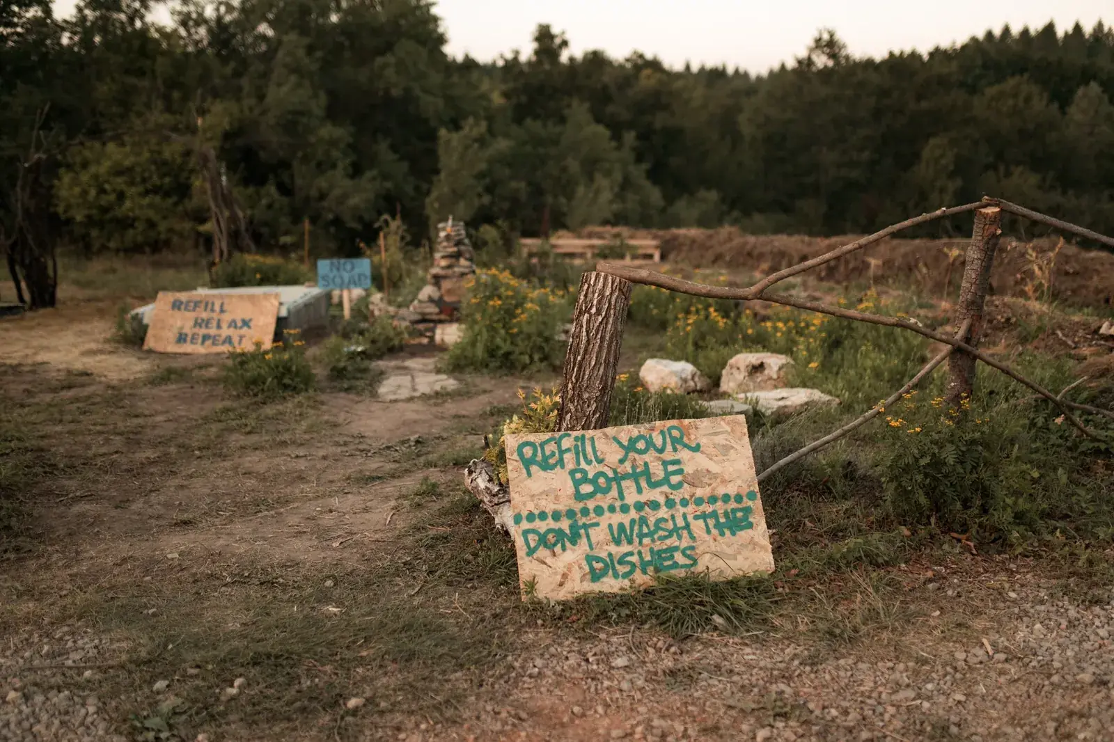 Ručno oslikane table i ograda koje su napravili gosti